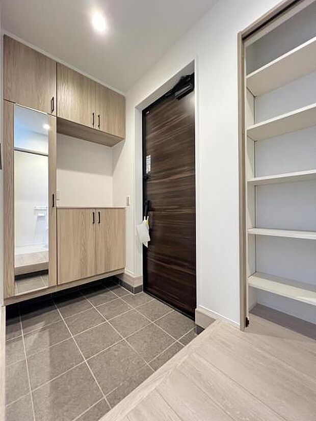 散らかりがちな玄関もスッキリの玄関収納付。