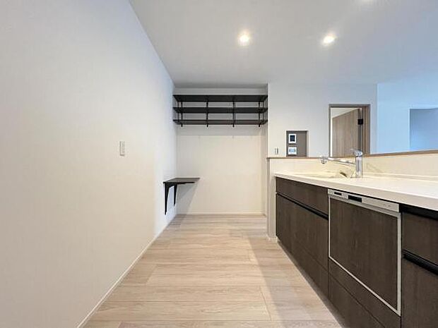 作業スペースが広く家事動線をゆったりと確保できるキッチンです。