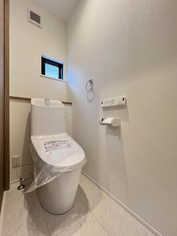 シャワー洗浄機能付のトイレは、清潔感が印象的な空間ですね。