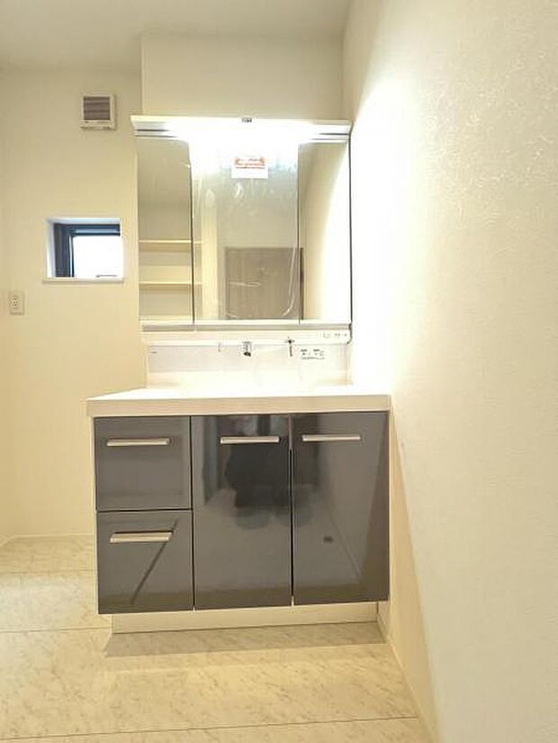 3面鏡タイプの洗面化粧台です。鏡面裏に小物を収納でき、生活感も隠せます。