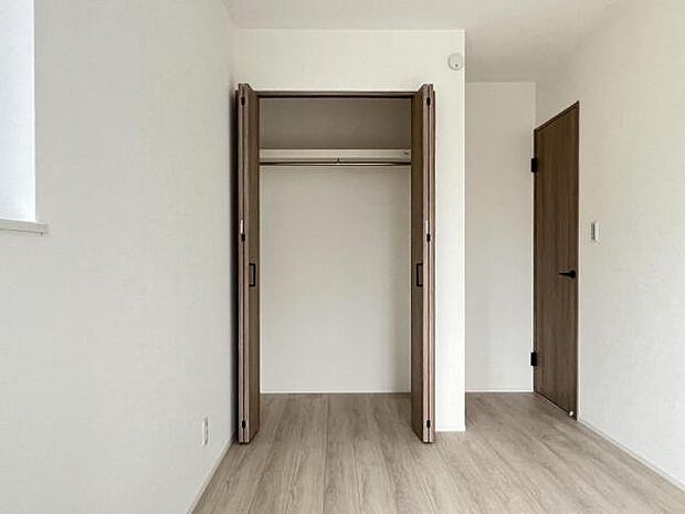 枕棚とハンガーパイプの付いたクローゼットです。