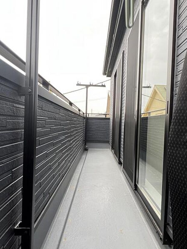 バルコニーで布団やレジャーシートなど大きな物も簡単に干すことができ、お洗濯も楽しくなりそうですね。