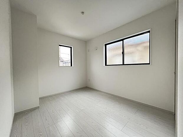 木の温もりが優しいフローリングの収納スペース付き洋室です。