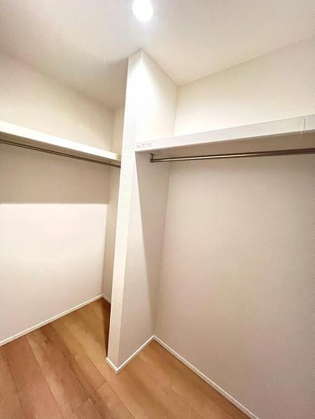 ウォークインクローゼットがあり収納スペースも豊富。季節物もスッキリ片付きそうです。