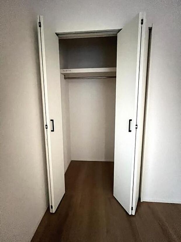 いつでもお部屋をスッキリお使い頂ける収納スペースを設置。