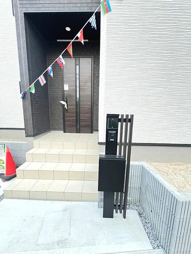 TVドアホンとポストが付いた門柱です。