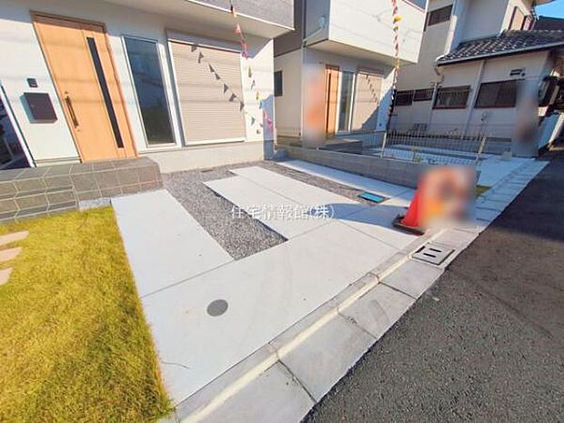 前面道路を含めた現地写真です。