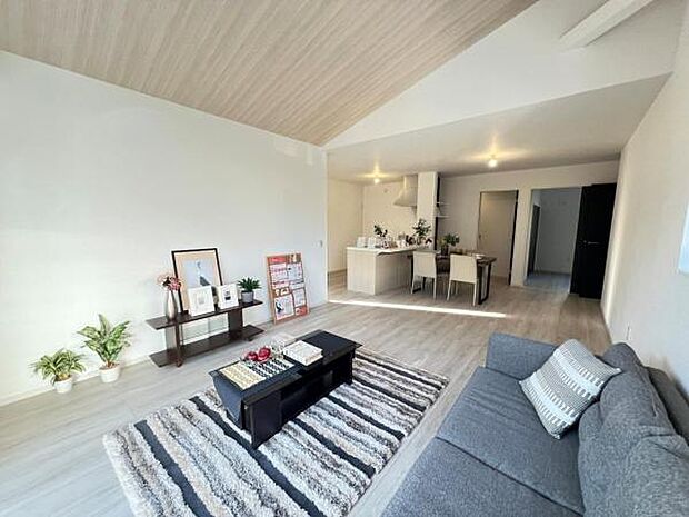 リビングダイニングになります。ご家族そろっての素敵な空間になりそうですね。