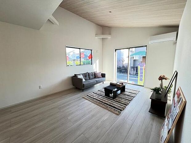 家族団らんの場所としてゆったりと居心地の良いリビングです。