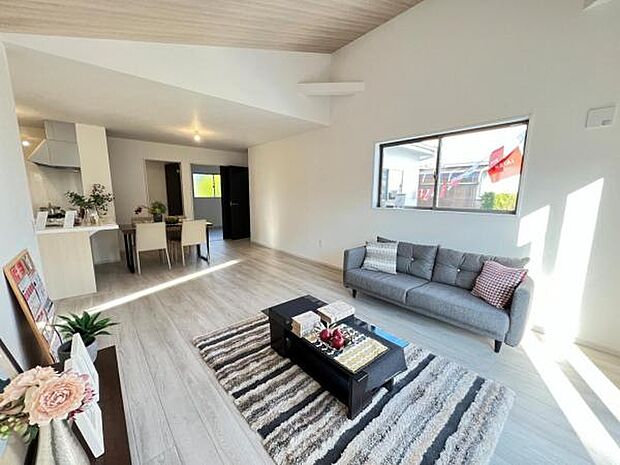 お食事中もキッチンと会話が楽しめるダイニングスペース。