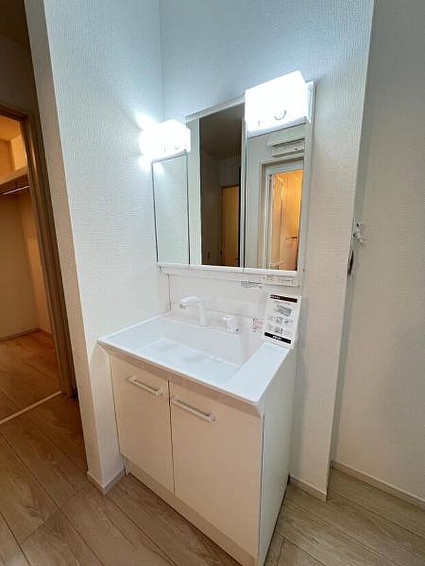 洗面化粧台です。朝の身支度から1日が始まります。