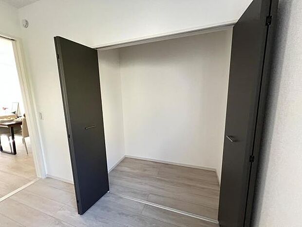 いつでもお部屋をスッキリお使い頂ける収納スペースを設置。