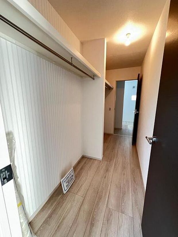 ウォークインクローゼットがあり収納スペースも豊富。季節物もスッキリ片付きそうです。