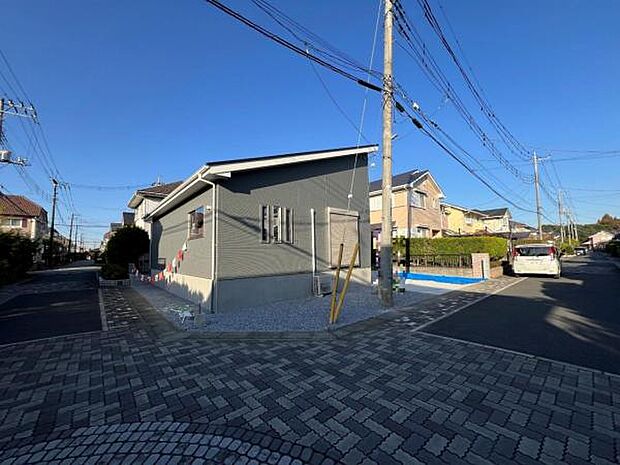 前面道路を含めた現地写真です。