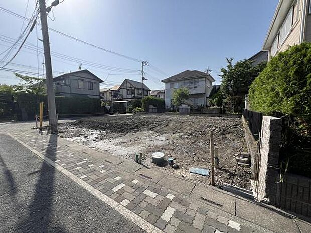 前面道路を含めた現地写真です。