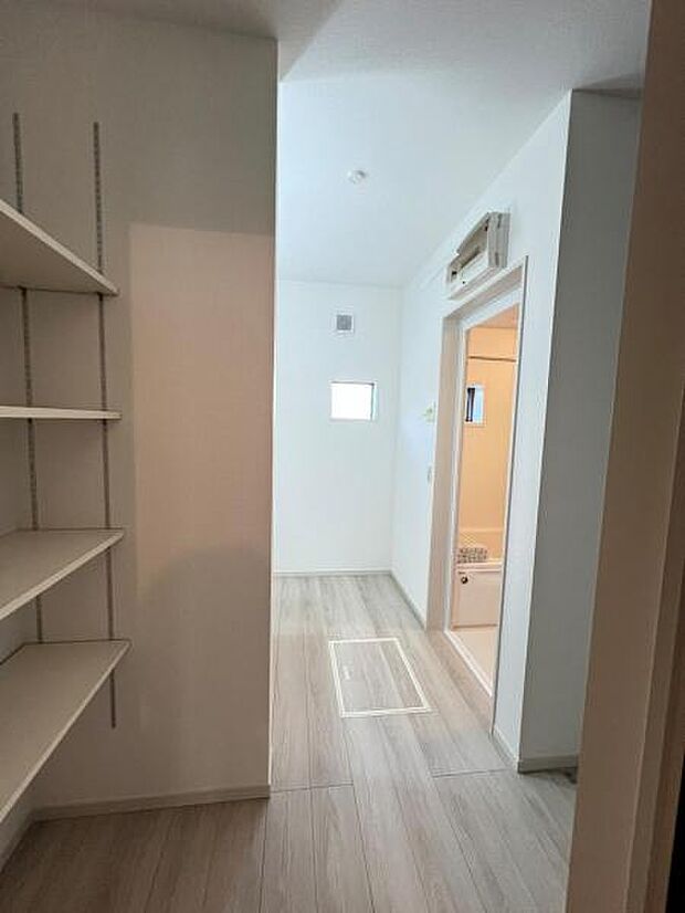 脱衣所にも収納力の高いストレージルームがございます。