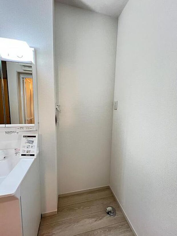 独立洗面台の横にはランドリースペースがございます。