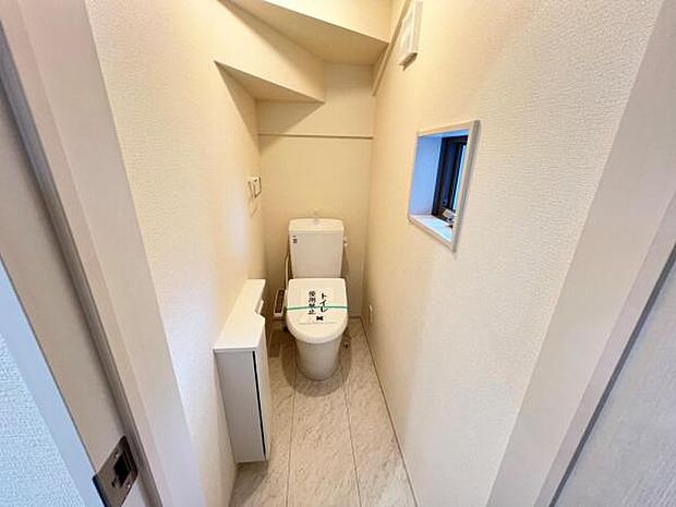 シャワー洗浄機能付のトイレは、清潔感が印象的な空間ですね。