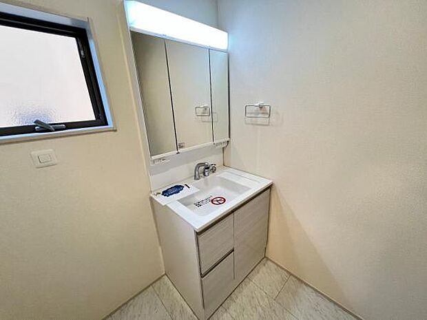 洗面化粧台です。朝の身支度から1日が始まります。