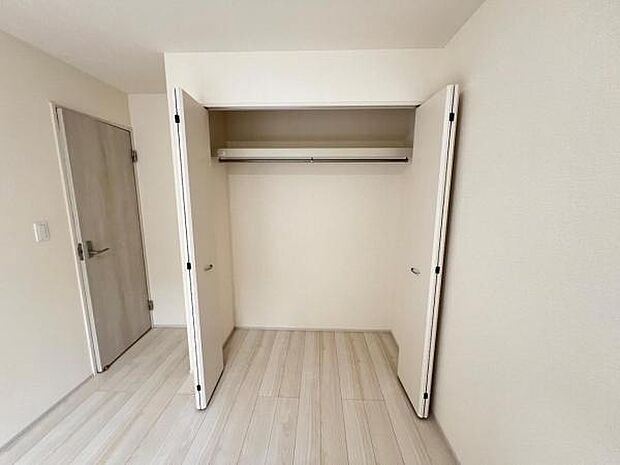 枕棚とハンガーパイプの付いたクローゼットです。