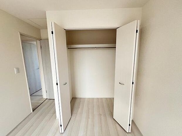 いつでもお部屋をスッキリお使い頂ける収納スペースを設置。