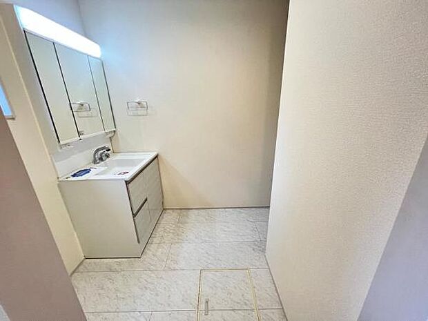 快適で清潔感がある脱衣スペースです。