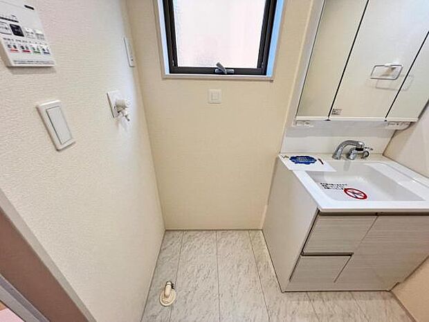 独立洗面台の横にはランドリースペースがございます。