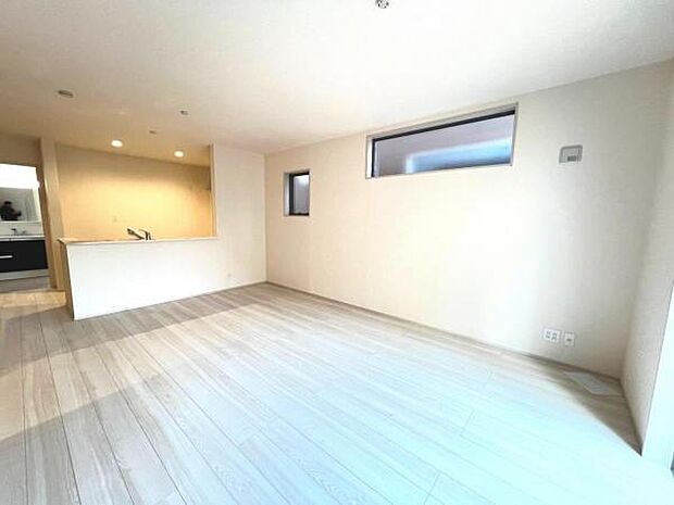 お食事中もキッチンと会話が楽しめるダイニングスペース。