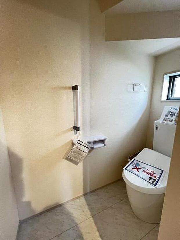 シャワー洗浄機能付のトイレは、清潔感が印象的な空間ですね。