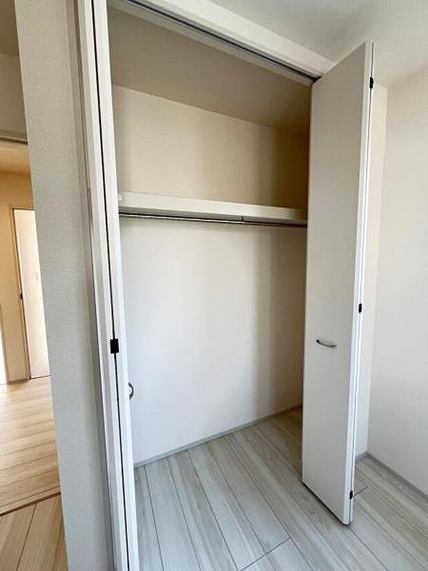 いつでもお部屋をスッキリお使い頂ける収納スペースを設置。