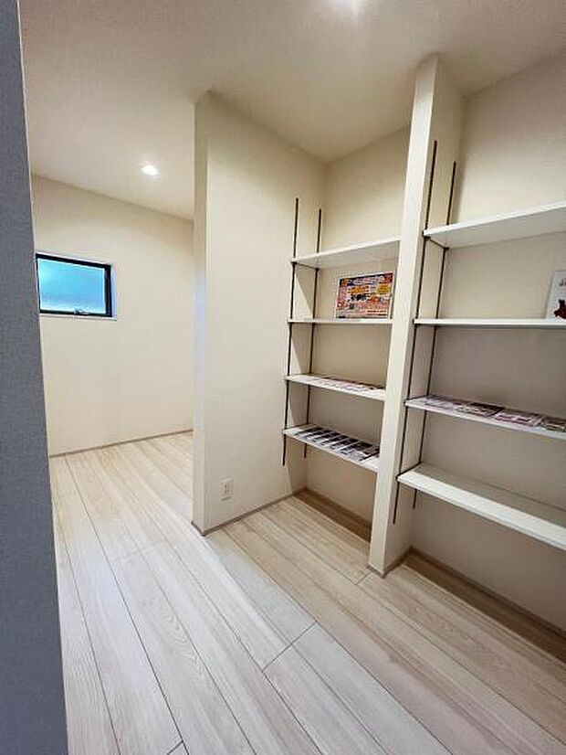 キッチンがすっきり片付くパントリースペースです。