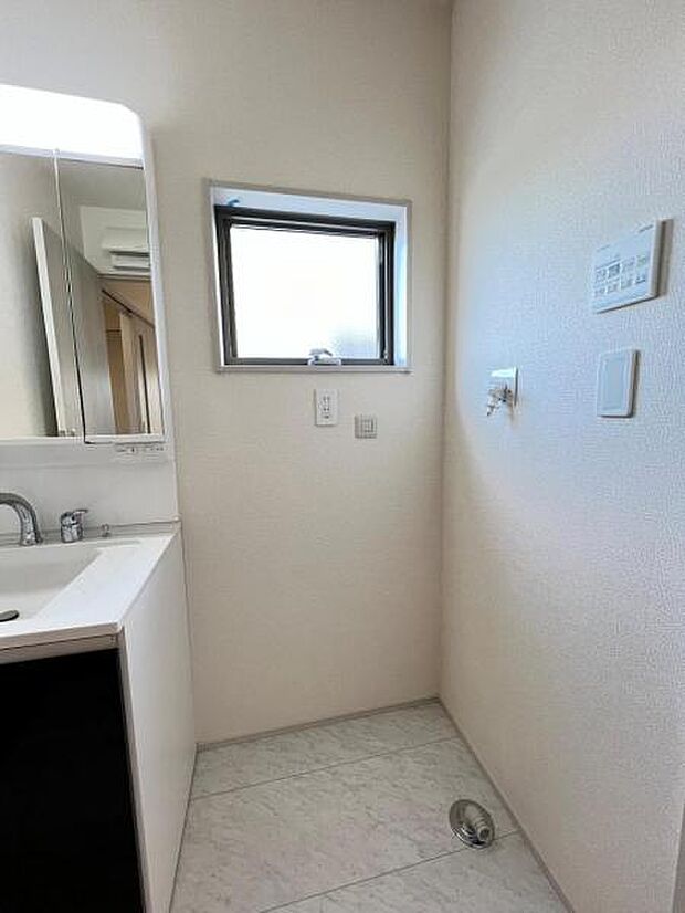 独立洗面台の横にはランドリースペースがございます。