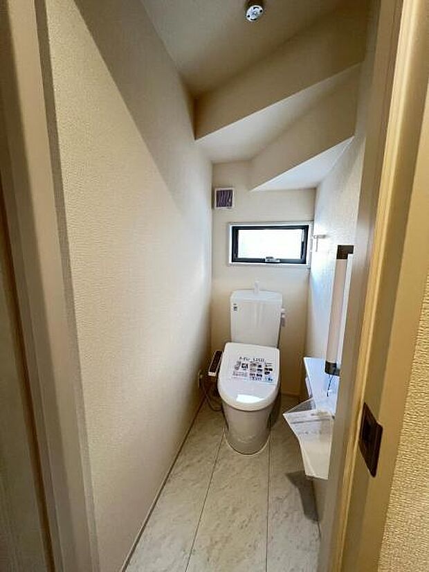 シャワー洗浄機能付のトイレは、清潔感が印象的な空間ですね。