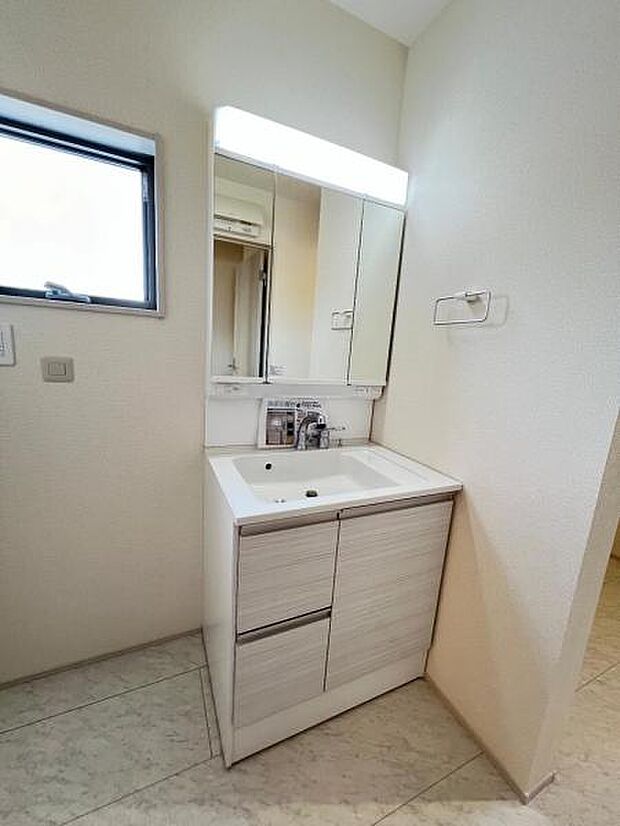 洗面化粧台です。朝の身支度から1日が始まります。