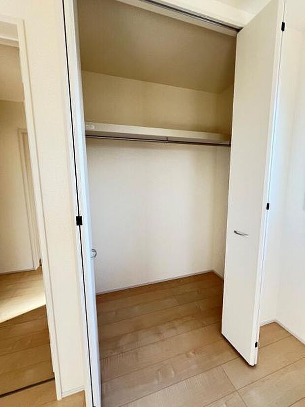 いつでもお部屋をスッキリお使い頂ける収納スペースを設置。