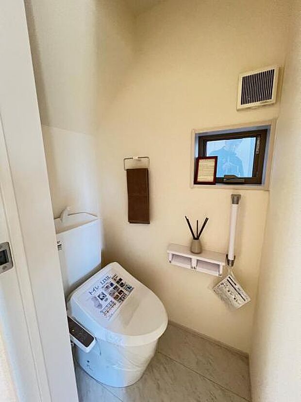 シャワー洗浄機能付のトイレは、清潔感が印象的な空間ですね。