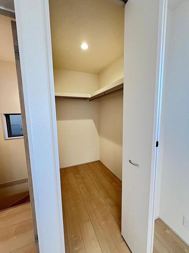ウォークインクローゼットがあり収納スペースも豊富。季節物もスッキリ片付きそうです。