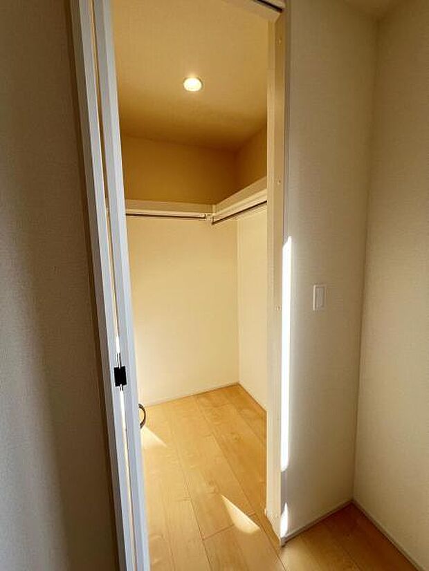 ウォークインクローゼット付きで収納も豊富。お部屋のスペースを有効的に使えそうですね。