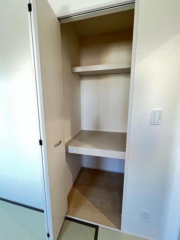 いつでもお部屋をスッキリお使い頂ける収納スペースを設置。