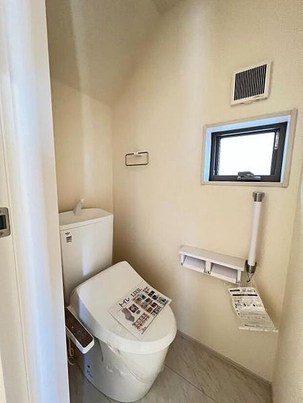 シャワー洗浄機能付のトイレは、清潔感が印象的な空間ですね。