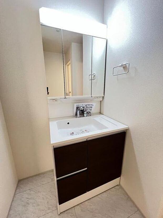 洗面化粧台です。朝の身支度から1日が始まります。