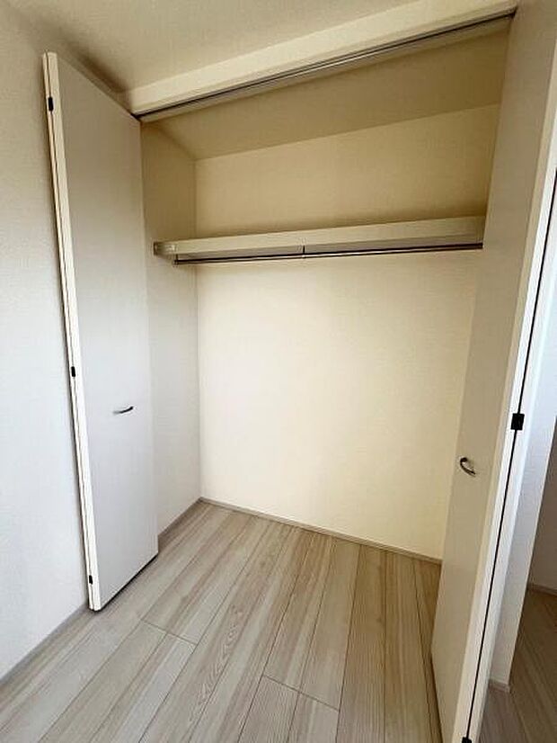 いつでもお部屋をスッキリお使い頂ける収納スペースを設置。