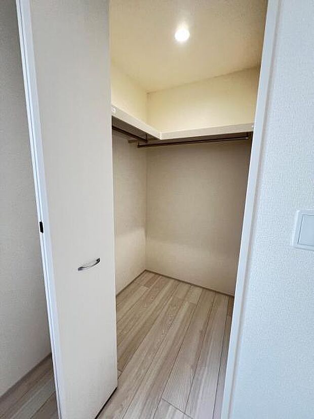 ウォークインクローゼットがあり収納スペースも豊富。季節物もスッキリ片付きそうです。