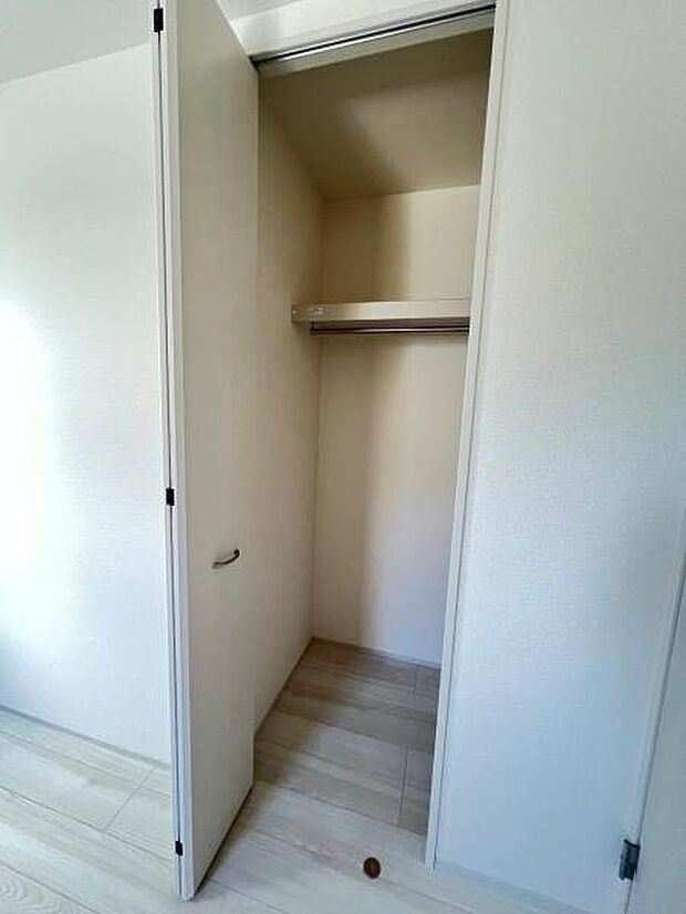 中の物を確認しやすく、取り出しやすい収納スペース。お部屋を広々とお使いいただけます。