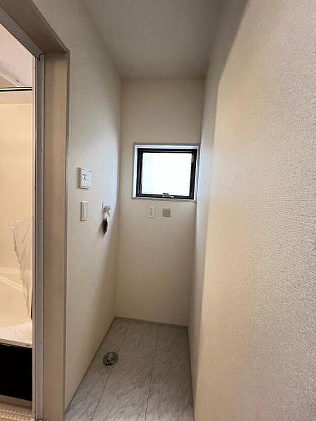 独立洗面台の横にはランドリースペースがございます。