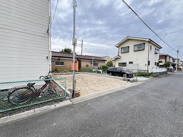 前面道路を含めた現地写真です。