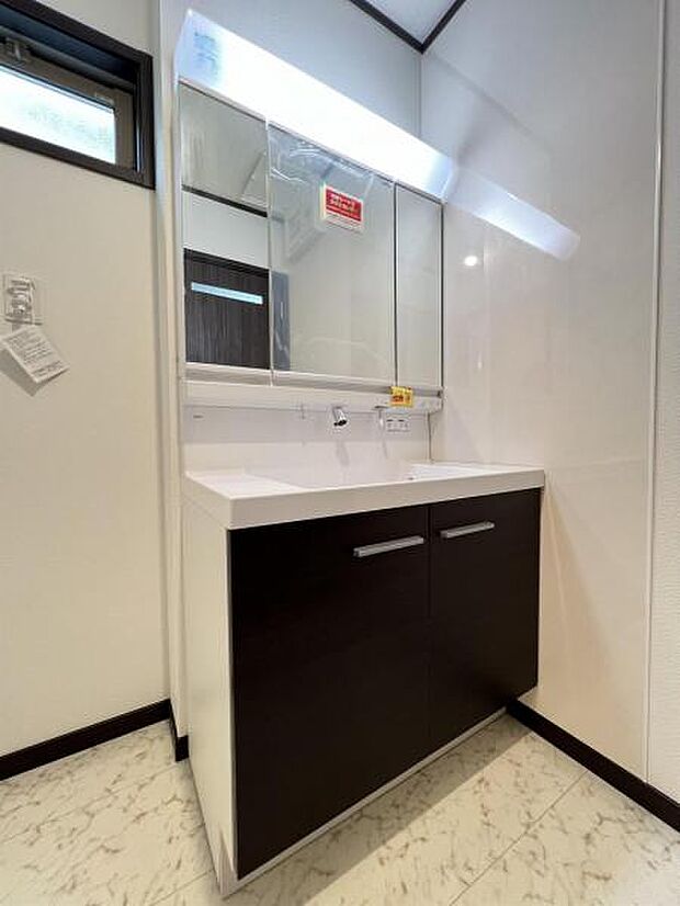 洗面化粧台です。朝の身支度から1日が始まります。