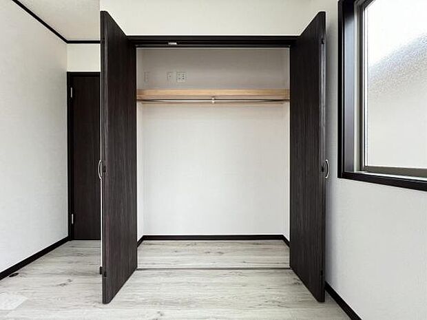 枕棚とハンガーパイプの付いたクローゼットです。