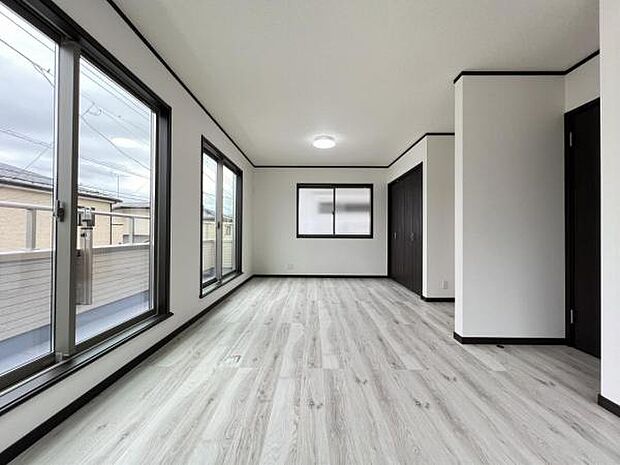木の温もりが優しいフローリングの収納スペース付き洋室です。