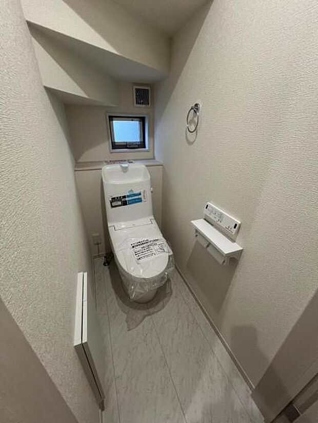 シャワー洗浄機能付のトイレは、清潔感が印象的な空間ですね。